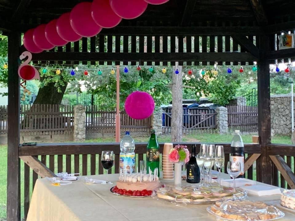 Hotel Kastiel Agatka à Chorvatsky Grob Extérieur photo
